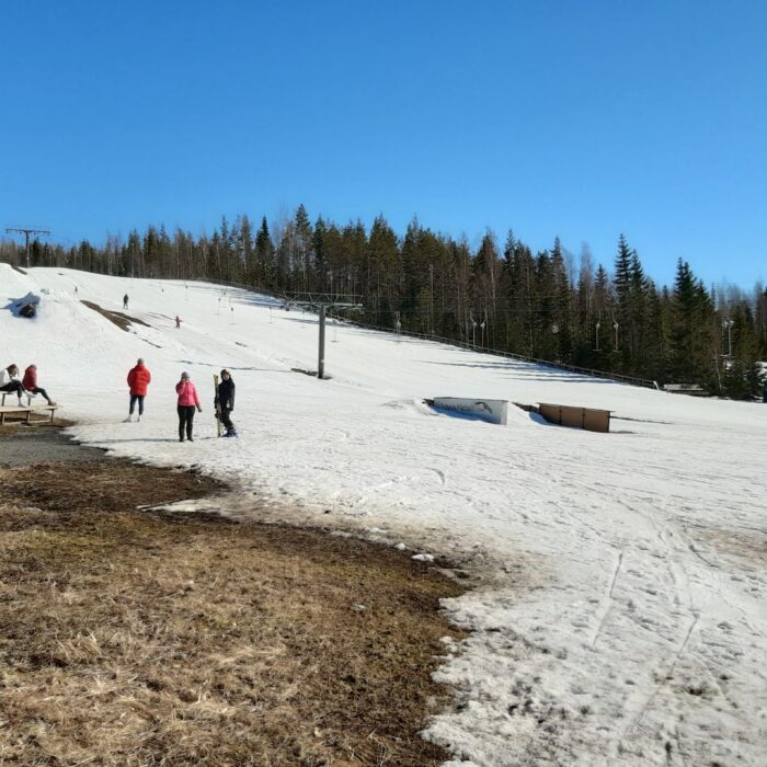 Lakiksella yhä lasketeltiin su 11.4.